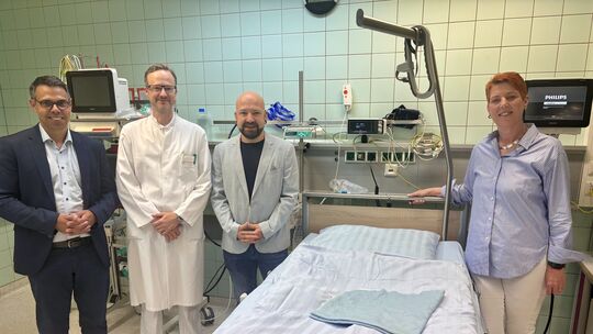 Von links: Krankenhaus-Direktor Manuel Seidel, Prof. Frank Hartmann (Leiter Unfallchirurgie), Oliver Bill (Leiter der Zentralen Von links: Krankenhaus-Direktor Manuel Seidel, Prof. Frank Hartmann (Leiter Unfallchirurgie), Oliver Bill (Leiter der Zentralen