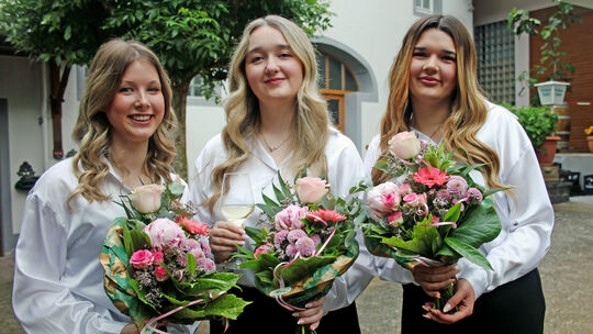 Die designierte Weinkönigin Dana Perkert (Mitte) wird zusammen mit ihren Prinzessinnen Jana Streng (links) und Louisa Perkert be Die designierte Weinkönigin Dana Perkert (Mitte) wird zusammen mit ihren Prinzessinnen Jana Streng (links) und Louisa Perkert be