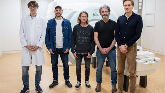 Um nachzuweisen, das die Hirne von Musikern besondere Merkmale auweisen, schickten Univ.-Prof. Dr. med. Ass. jur. Alexander Radb Um nachzuweisen, das die Hirne von Musikern besondere Merkmale auweisen, schickten Univ.-Prof. Dr. med. Ass. jur. Alexander Radb