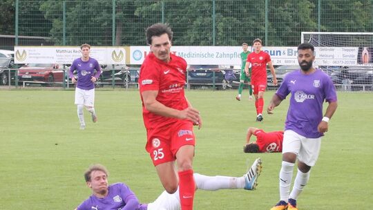 Wittlichs Alexander Klein enteilt hier gleich zwei Gegenspielern und markierte am Mittwochabend gegen Jägersburg per Kopf die 3: Wittlichs Alexander Klein enteilt hier gleich zwei Gegenspielern und markierte am Mittwochabend gegen Jägersburg per Kopf die 3: