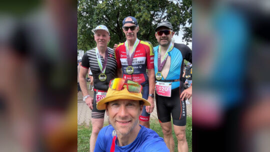 Stolz präsentiert Lauffreunde Trainer Philipp Saam (vorne) im Ziel seine drei Altersklassen-Athleten (von links) Stefan Linn, He Stolz präsentiert Lauffreunde Trainer Philipp Saam (vorne) im Ziel seine drei Altersklassen-Athleten (von links) Stefan Linn, He