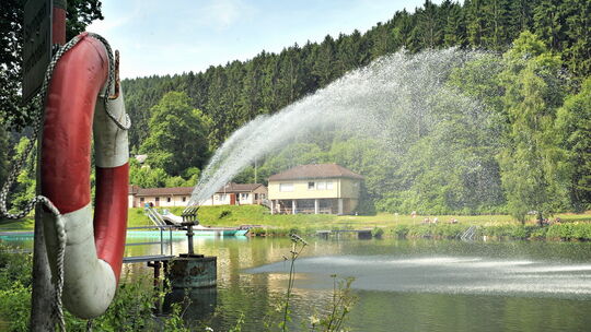 Das Naturfreibad Schinderweiher in Mudersbach begrüßt schon seit über 100 Jahren Badegäste aus der ganzen Region. Das Naturfreibad Schinderweiher in Mudersbach begrüßt schon seit über 100 Jahren Badegäste aus der ganzen Region.