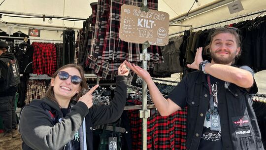 Das Textilunternehmen Halle 15 verkauft in der Atmos Area nicht nur Kilts: Die Mitarbeiter Lisa und Tobi rufen rund um die kulti Das Textilunternehmen Halle 15 verkauft in der Atmos Area nicht nur Kilts: Die Mitarbeiter Lisa und Tobi rufen rund um die kulti