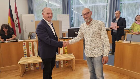 Bürgermeister Friedrich Marx (links im Bild) gratuliert Martin Lehmann zu seiner Wahl zum neuen Vorsitzenden des Beirats für Mig Bürgermeister Friedrich Marx (links im Bild) gratuliert Martin Lehmann zu seiner Wahl zum neuen Vorsitzenden des Beirats für Mig