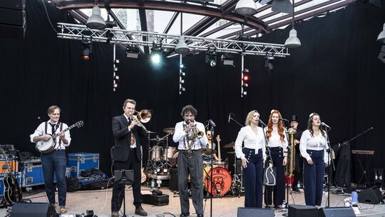 Die Whiskydenker und Die Katzen eröffneten die Jazztage auf der Schleiferplatz-Bühne. Die Whiskydenker und Die Katzen eröffneten die Jazztage auf der Schleiferplatz-Bühne.