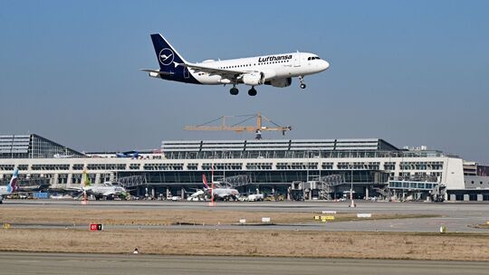 Flughafen Stuttgart - Lufthansa-Maschine Flughafen Stuttgart - Lufthansa-Maschine