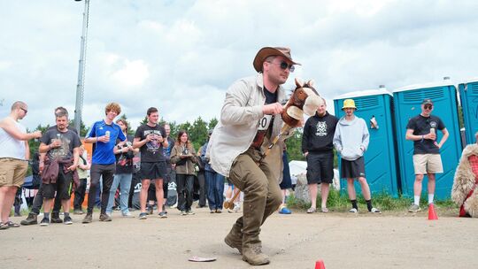 Hobby-Horsing ist wohl beliebt bei Rock am Ring: Das Turnier auf einem Weg in der Mitte der Campingplätze C1, C2 und C3 lockt vi Hobby-Horsing ist wohl beliebt bei Rock am Ring: Das Turnier auf einem Weg in der Mitte der Campingplätze C1, C2 und C3 lockt vi