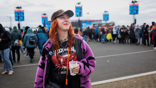 Mariia Isangulova zeigt sich auf dem Festivalgelände - natürlich - mit dem von ihr designten Community-Shirt. Mariia Isangulova zeigt sich auf dem Festivalgelände - natürlich - mit dem von ihr designten Community-Shirt.