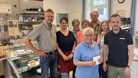 Seit zehn Jahren gibt es inzwischen den Dorfladen in Osterspai. Ein guter Grund, in kleiner Runde zu feiern. Ortsbürgermeister S Seit zehn Jahren gibt es inzwischen den Dorfladen in Osterspai. Ein guter Grund, in kleiner Runde zu feiern. Ortsbürgermeister S