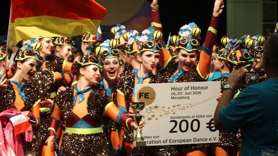 Mit 200 Euro dotiert ist der Sonderpreis, den die Jugendformation Eternity Nova als neuer Deutscher Meister in Merseburg durch d Mit 200 Euro dotiert ist der Sonderpreis, den die Jugendformation Eternity Nova als neuer Deutscher Meister in Merseburg durch d