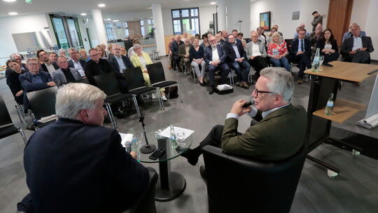 Ex-Innenminister Thomas de Maizière (CDU, rechts) im Gespräch mit Lars Hennemann, Chefredakteur unserer Zeitung: Der frühere Spi Ex-Innenminister Thomas de Maizière (CDU, rechts) im Gespräch mit Lars Hennemann, Chefredakteur unserer Zeitung: Der frühere Spi