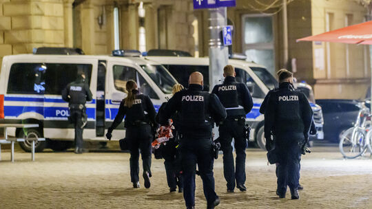 Mehr Gehalt für Polizisten, Lehrer, Richter und Co.: Die neue Landesregierung hat am Dienstag eine Gehaltserhöhung für Beamte, R Mehr Gehalt für Polizisten, Lehrer, Richter und Co.: Die neue Landesregierung hat am Dienstag eine Gehaltserhöhung für Beamte, R