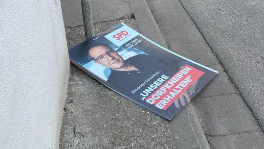 Nein, am Boden liegt die SPD in Rheinland-Pfalz nicht - trotz der Wahlniederlage gehört die Partei der Landesregierung an. Doch Nein, am Boden liegt die SPD in Rheinland-Pfalz nicht - trotz der Wahlniederlage gehört die Partei der Landesregierung an. Doch