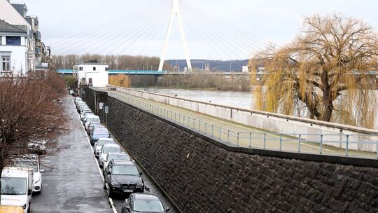 Die marode Deichstraße – hier ein Bild aus 2024 – hat eine Erneuerung bitter nötig. Doch die Kosten für den Ausbau steigen nun a Die marode Deichstraße – hier ein Bild aus 2024 – hat eine Erneuerung bitter nötig. Doch die Kosten für den Ausbau steigen nun a