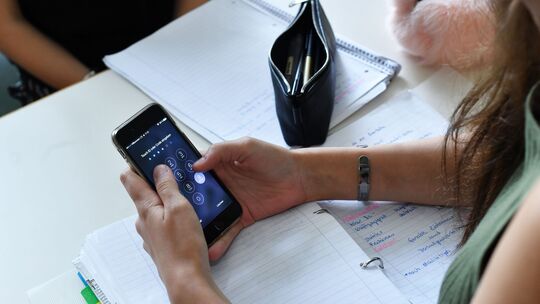 Digitale Medien sollen für Lernzwecke in den Schulen benutzt werden dürfen - die privaten Handys und Smartphones hingegen nicht. Digitale Medien sollen für Lernzwecke in den Schulen benutzt werden dürfen - die privaten Handys und Smartphones hingegen nicht.