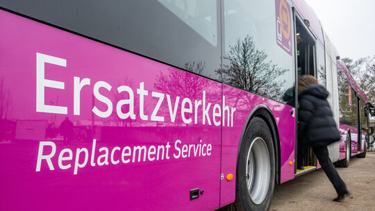 Während die Bahnstrecke am rechten Rheinufer generalsaniert wird, setzt die DB Ersatzbusse ein. Erste Testfahrten mit den Bussen Während die Bahnstrecke am rechten Rheinufer generalsaniert wird, setzt die DB Ersatzbusse ein. Erste Testfahrten mit den Bussen