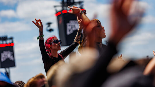 Kaum ist Rock am Ring vorbei, startet bereits der Vorverkauf fürs nächste Jahr. Viele Fans stürzen sich sofort auf die Tickets. Kaum ist Rock am Ring vorbei, startet bereits der Vorverkauf fürs nächste Jahr. Viele Fans stürzen sich sofort auf die Tickets.
