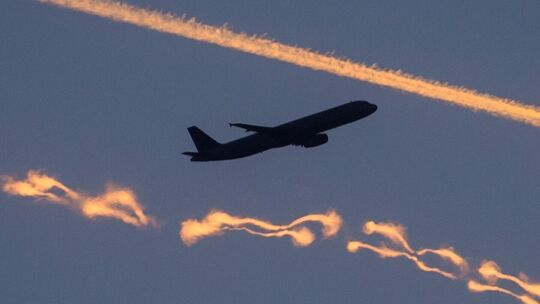 Ein Lufthansa-Airbus kehrte kurz nach dem Start in Frankfurt wegen eines Defekts wieder um – und ließ über Eifel, Hunsrück und d Ein Lufthansa-Airbus kehrte kurz nach dem Start in Frankfurt wegen eines Defekts wieder um – und ließ über Eifel, Hunsrück und d