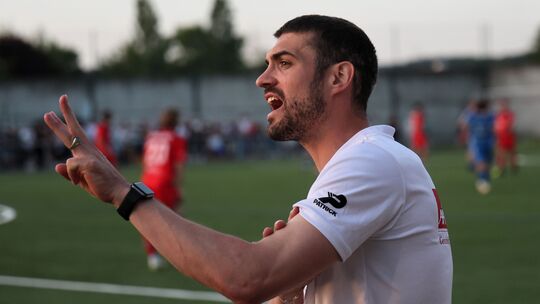 Trainer Niklas Hunold hat mit dem FC Rot-Weiss Koblenz II den Kreispokal gewonnen und ist mit der Mannschaft in die Bezirksliga Trainer Niklas Hunold hat mit dem FC Rot-Weiss Koblenz II den Kreispokal gewonnen und ist mit der Mannschaft in die Bezirksliga