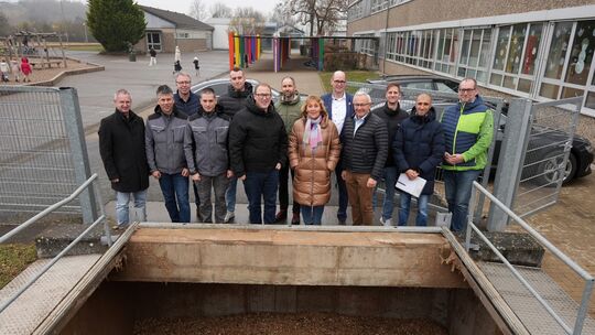 Im Vorjahr haben sich Verantwortliche ein Bild von der neuen Heizungsanlage für die Römerwall-Schule gemacht. Mit den Millionen Im Vorjahr haben sich Verantwortliche ein Bild von der neuen Heizungsanlage für die Römerwall-Schule gemacht. Mit den Millionen