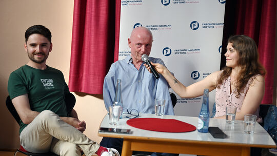 Zeigten bei der Podiumsdiskussion der Friedrich-Naumann-Stiftung fünf Jahre nach der Flutkatastrophe im Ahrtal verschiedene Pers Zeigten bei der Podiumsdiskussion der Friedrich-Naumann-Stiftung fünf Jahre nach der Flutkatastrophe im Ahrtal verschiedene Pers