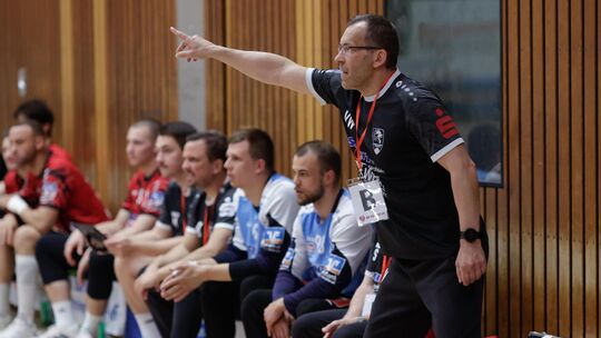 Gibt auch in der Dritten Liga die Richtung vor: HVV-Trainer Veit Waldgenbach (stehend). Gibt auch in der Dritten Liga die Richtung vor: HVV-Trainer Veit Waldgenbach (stehend).