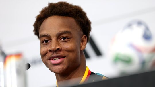 „Ich lag auf der Liege – und war unfassbar am Chillen": Assan Ouédraogo hatte bei einer Pressekonferenz des DFB-Teams kurz vor d „Ich lag auf der Liege – und war unfassbar am Chillen": Assan Ouédraogo hatte bei einer Pressekonferenz des DFB-Teams kurz vor d