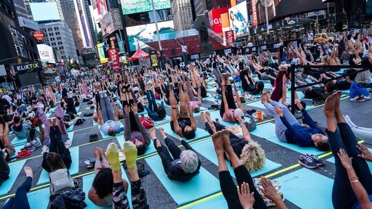 Yoga zur Sommersonnenwende in New York Yoga zur Sommersonnenwende in New York