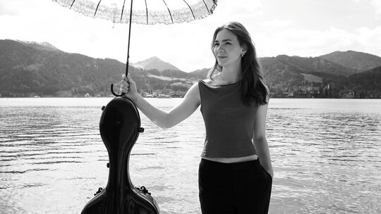 Für das Foto zur diesjährigen Reihe der Klassikserenaden ließ sich Cellistin Cosima Regina Federle von Fotografien Robert Doisne Für das Foto zur diesjährigen Reihe der Klassikserenaden ließ sich Cellistin Cosima Regina Federle von Fotografien Robert Doisne