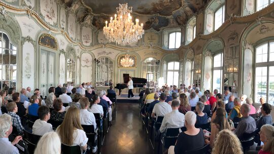 Schloss Engers beherbergt die Kammermusikakademie der Villa Musica - der Dianasaal, hier beim Pfingstfestival, gehört zu den sch Schloss Engers beherbergt die Kammermusikakademie der Villa Musica - der Dianasaal, hier beim Pfingstfestival, gehört zu den sch