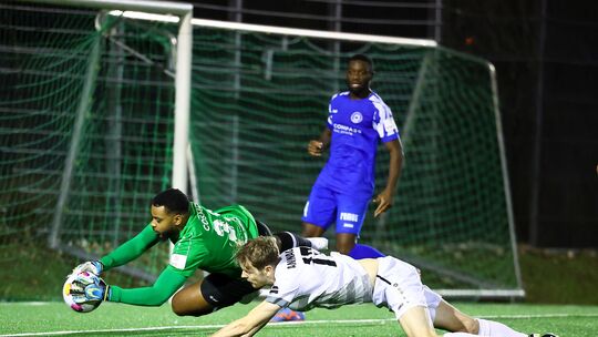 Ob Josué Duverger (grünes Trikot, hier im Duell mit Engers' Nils Wambach) noch einmal das Trikot des FC Cosmos Koblenz tragen wi Ob Josué Duverger (grünes Trikot, hier im Duell mit Engers' Nils Wambach) noch einmal das Trikot des FC Cosmos Koblenz tragen wi