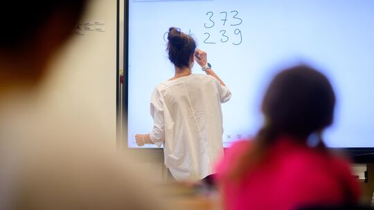 Zwischen Klassenzimmer und Vorlesungssaal: Immer mehr Lehramtsstudierende arbeiten als Vertretungslehrkräfte an Schulen. Oftmals Zwischen Klassenzimmer und Vorlesungssaal: Immer mehr Lehramtsstudierende arbeiten als Vertretungslehrkräfte an Schulen. Oftmals