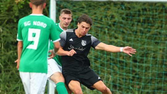 Jakob Bender (in Schwarz) trug bis Mai noch das Trikot des hessischen Gruppenligisten FC Dorndorf, nun wechselt der Abwehrspiele Jakob Bender (in Schwarz) trug bis Mai noch das Trikot des hessischen Gruppenligisten FC Dorndorf, nun wechselt der Abwehrspiele