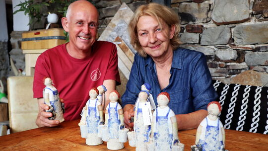 Diese kleinen Skulpturen mutieren zu wahrer Größe. 100 dieser kunstvollen Exponate hat Susanne Boerner (rechts) aus Ransbach-Bau Diese kleinen Skulpturen mutieren zu wahrer Größe. 100 dieser kunstvollen Exponate hat Susanne Boerner (rechts) aus Ransbach-Bau