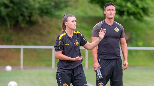 Nicht Michael Stahl, sondern seine beiden Co-Trainer Michelle Potthast und Ferhan Göngürmüs übernahmen beim Spiel der TuS Koblen Nicht Michael Stahl, sondern seine beiden Co-Trainer Michelle Potthast und Ferhan Göngürmüs übernahmen beim Spiel der TuS Koblen