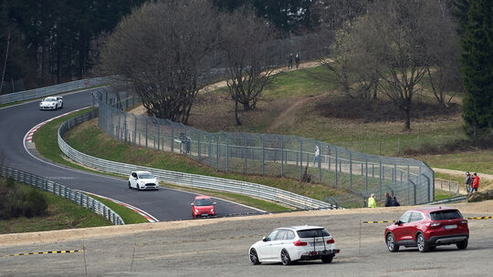 Ohne Gegenverkehr über die Nordschleife: Das ist bei den Touristenfahrten am Nürburgring möglich. Ungefährlich ist das Ganze nic Ohne Gegenverkehr über die Nordschleife: Das ist bei den Touristenfahrten am Nürburgring möglich. Ungefährlich ist das Ganze nic