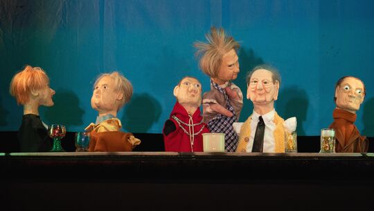 "Männerhumor" und mittendrin Ilse Bromsböttel: Alle Figuren in "Godowdämmerung" werden von einem einzigen Puppenspieler gespielt "Männerhumor" und mittendrin Ilse Bromsböttel: Alle Figuren in "Godowdämmerung" werden von einem einzigen Puppenspieler gespielt