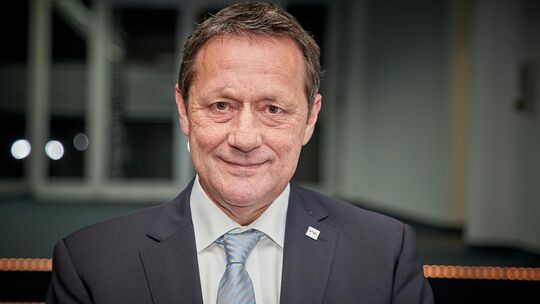 Sechs Kandidatinnen und Kandidaten bewerben sich um die Nachfolge von Achim Schwickert als Landrat des Westerwaldkreises, nachde Sechs Kandidatinnen und Kandidaten bewerben sich um die Nachfolge von Achim Schwickert als Landrat des Westerwaldkreises, nachde