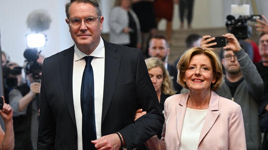 Im Sommer 2024 hatte Malu Dreyer (rechts) Alexander Schweitzer (links) als ihren Nachfolger präsentiert. Schweitzer kam im Juli Im Sommer 2024 hatte Malu Dreyer (rechts) Alexander Schweitzer (links) als ihren Nachfolger präsentiert. Schweitzer kam im Juli