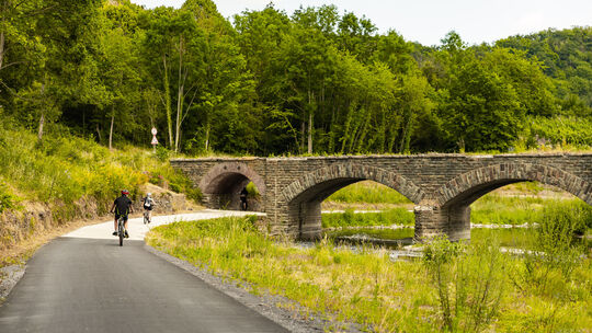 Auf dem Ahr-Radweg gibt es nach wie vor zwei größere Lücken und immer wieder auch kleinere Umleitungen. Auf dem Ahr-Radweg gibt es nach wie vor zwei größere Lücken und immer wieder auch kleinere Umleitungen.