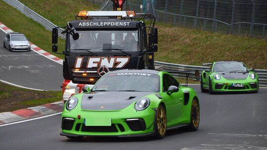 Die sogenannten Touristenfahrten auf dem Nürburgring sind überaus beliebt. Doch es gilt, einige Regeln zu beachten. Vor allem: W Die sogenannten Touristenfahrten auf dem Nürburgring sind überaus beliebt. Doch es gilt, einige Regeln zu beachten. Vor allem: W