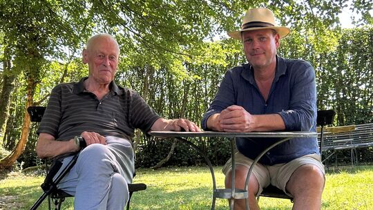 Vom Lebenswerk zum Generationenprojekt: 1986 begründete Bildhauer Erwin Wortelkamp (links) zwischen Hasselbach und Werkhausen "i Vom Lebenswerk zum Generationenprojekt: 1986 begründete Bildhauer Erwin Wortelkamp (links) zwischen Hasselbach und Werkhausen "i