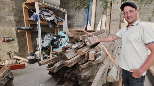 Zimmermeister Christian Schneider saniert und restauriert auch mit altem Holz. Dafür braucht es Vorräte, die er in seiner Halle Zimmermeister Christian Schneider saniert und restauriert auch mit altem Holz. Dafür braucht es Vorräte, die er in seiner Halle