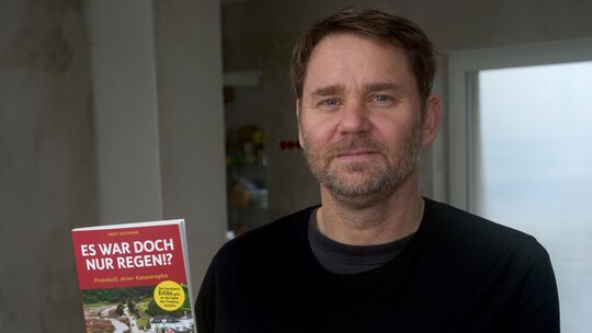 Andy Neumann, Flutopfer, Terrorbekämpfer und Hobbymusiker, landete mit seinem Buch „Es war doch nur Regen!?“ über die Hochwasser Andy Neumann, Flutopfer, Terrorbekämpfer und Hobbymusiker, landete mit seinem Buch „Es war doch nur Regen!?“ über die Hochwasser