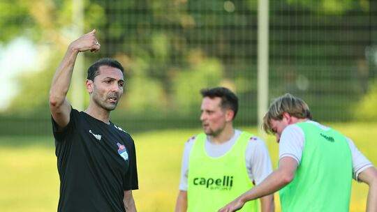 Coach Daniel Alves )links) stellte beim Trainingslager in Bitburg das Zusammenwachsen des Teams in den Fokus. Auch ein Testspiel Coach Daniel Alves )links) stellte beim Trainingslager in Bitburg das Zusammenwachsen des Teams in den Fokus. Auch ein Testspiel