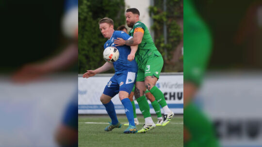 Dennis Krob (links), hier noch im Trikot des FK Pirmasens und im Spiel gegen den FV Engers, traf dieses Mal für den FC Emmelshau Dennis Krob (links), hier noch im Trikot des FK Pirmasens und im Spiel gegen den FV Engers, traf dieses Mal für den FC Emmelshau