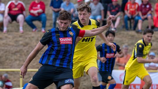 Marcel Wingender (blau-schwarzes Trikot) erzielte nach elf Minuten das 1:0 für die TuS Koblenz. Die musste sich dem Drittligiste Marcel Wingender (blau-schwarzes Trikot) erzielte nach elf Minuten das 1:0 für die TuS Koblenz. Die musste sich dem Drittligiste