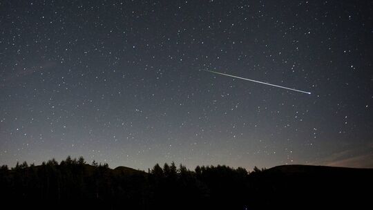 In der Nacht vom 12. auf 13. August werden die meisten Sternschnuppen aus dem Meteorstrom der Perseiden am Himmel aufleuchten. ( In der Nacht vom 12. auf 13. August werden die meisten Sternschnuppen aus dem Meteorstrom der Perseiden am Himmel aufleuchten. (