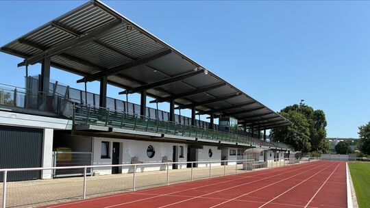 Die Hauptribüne des Apollinarisstadions in Bad Neuenahr Die Hauptribüne des Apollinarisstadions in Bad Neuenahr