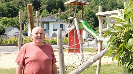 Ewald Neiss hat nach der Katastrophe schnell reagiert. Eine Baufirma reparierte die Straßen, die Kanalisation wurde vom Schlamm Ewald Neiss hat nach der Katastrophe schnell reagiert. Eine Baufirma reparierte die Straßen, die Kanalisation wurde vom Schlamm